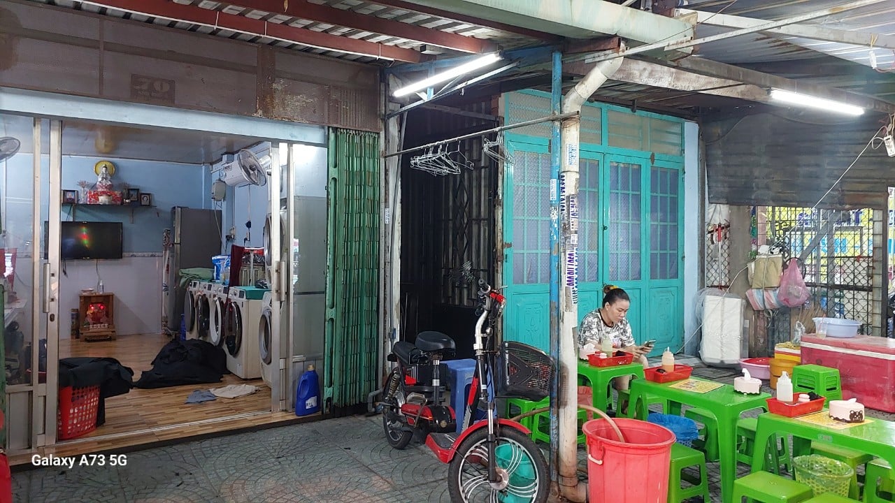 Cụ ông hơn 80 tuổi ở TP.HCM cầu cứu khắp nơi vì bị chiếm mất lối đi vào đất- Ảnh 1.