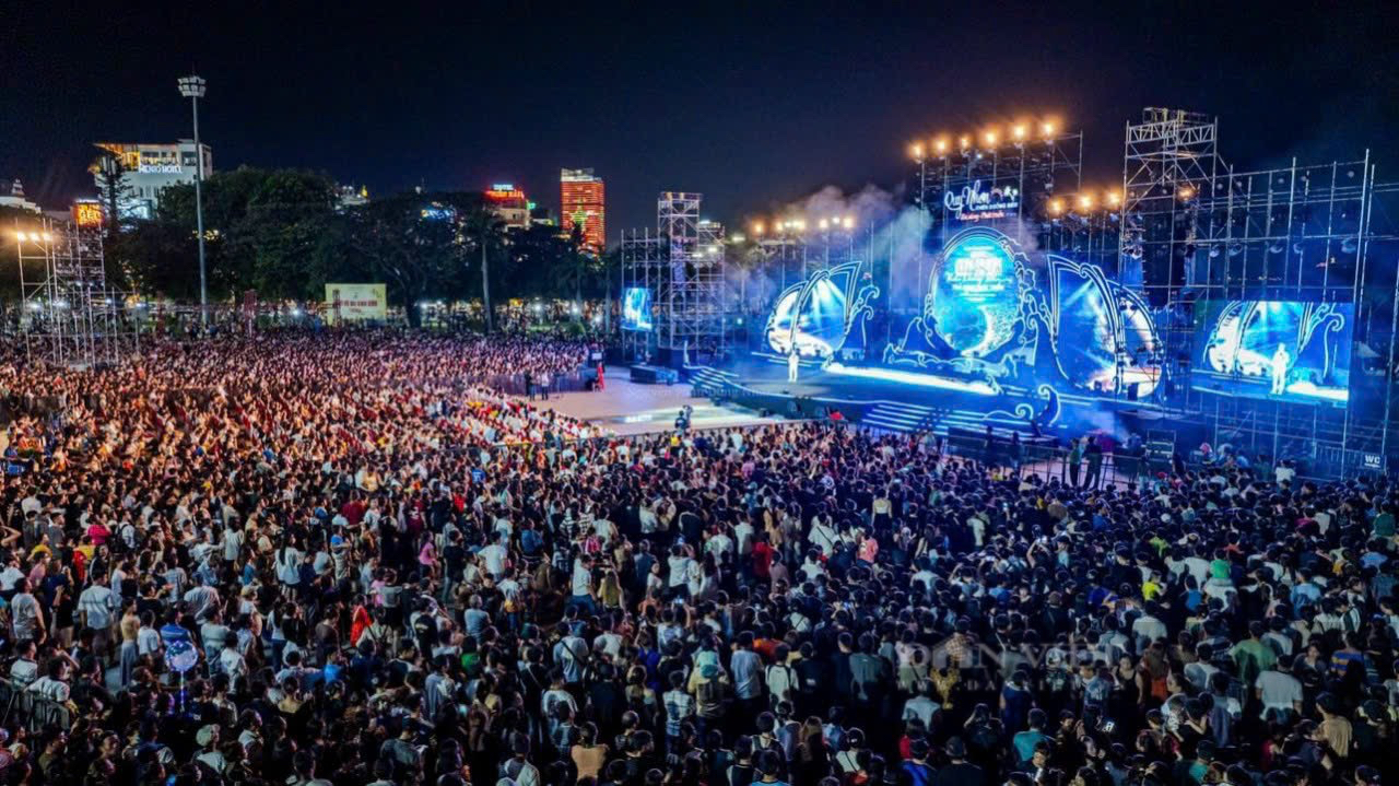  Pháo hoa tầm cao nổ vang trời, Quy Nhơn "chật kín người" chưa từng thấy- Ảnh 1.