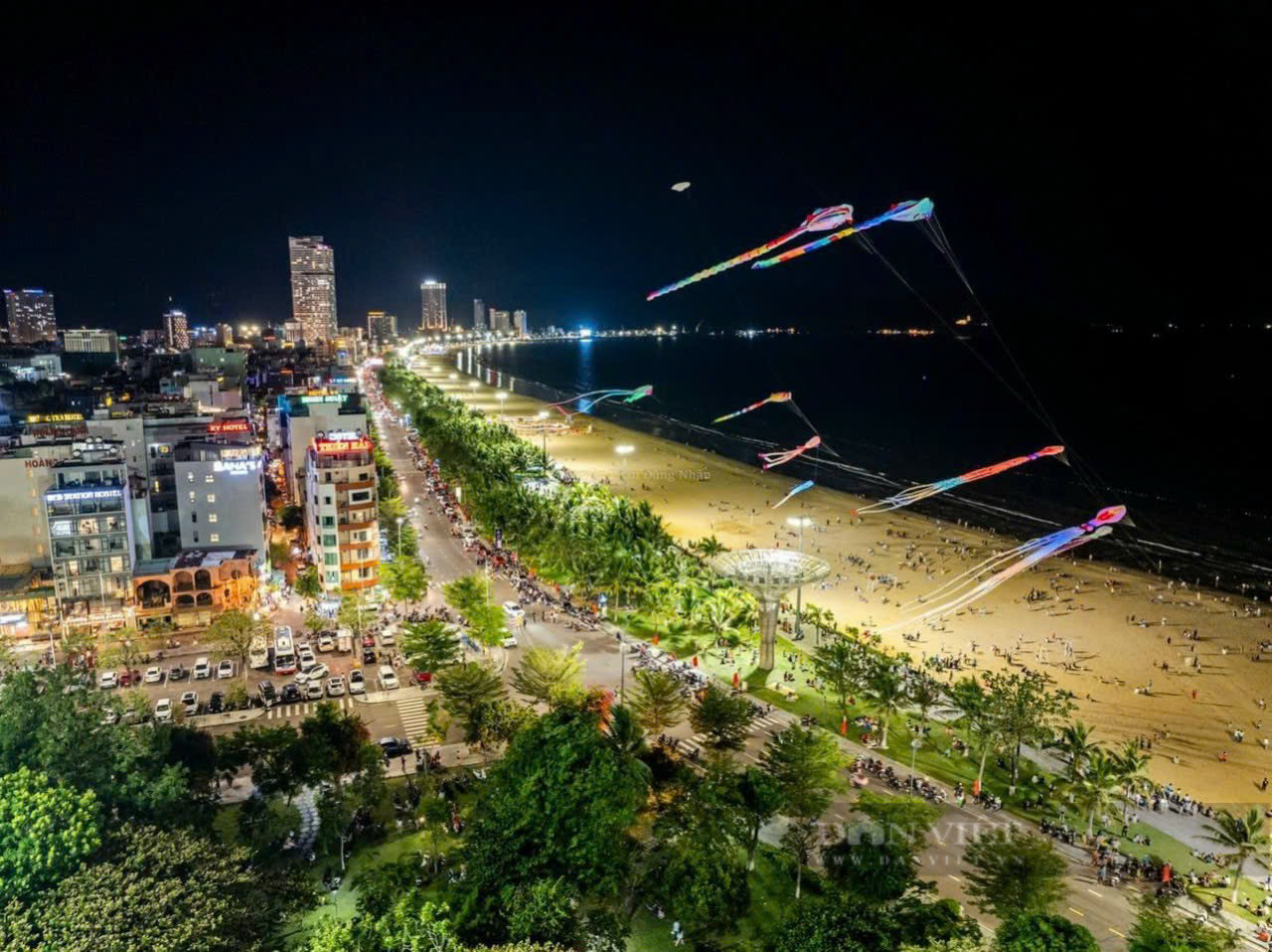  Pháo hoa tầm cao nổ vang trời, Quy Nhơn "chật kín người" chưa từng thấy- Ảnh 4.