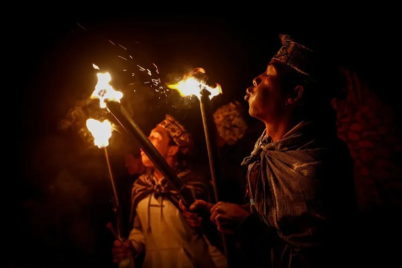 Người Indonesia leo trèo, ném lễ vật vào núi lửa để cầu mưa cứu mùa màng- Ảnh 12.