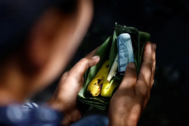 Người Indonesia leo trèo, ném lễ vật vào núi lửa để cầu mưa cứu mùa màng- Ảnh 4.