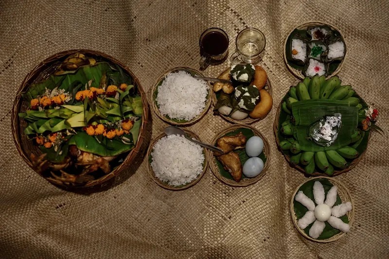 Người Indonesia leo trèo, ném lễ vật vào núi lửa để cầu mưa cứu mùa màng- Ảnh 8.