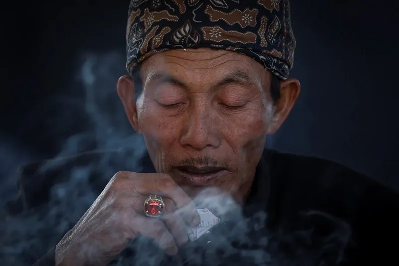 Người Indonesia leo trèo, ném lễ vật vào núi lửa để cầu mưa cứu mùa màng- Ảnh 9.