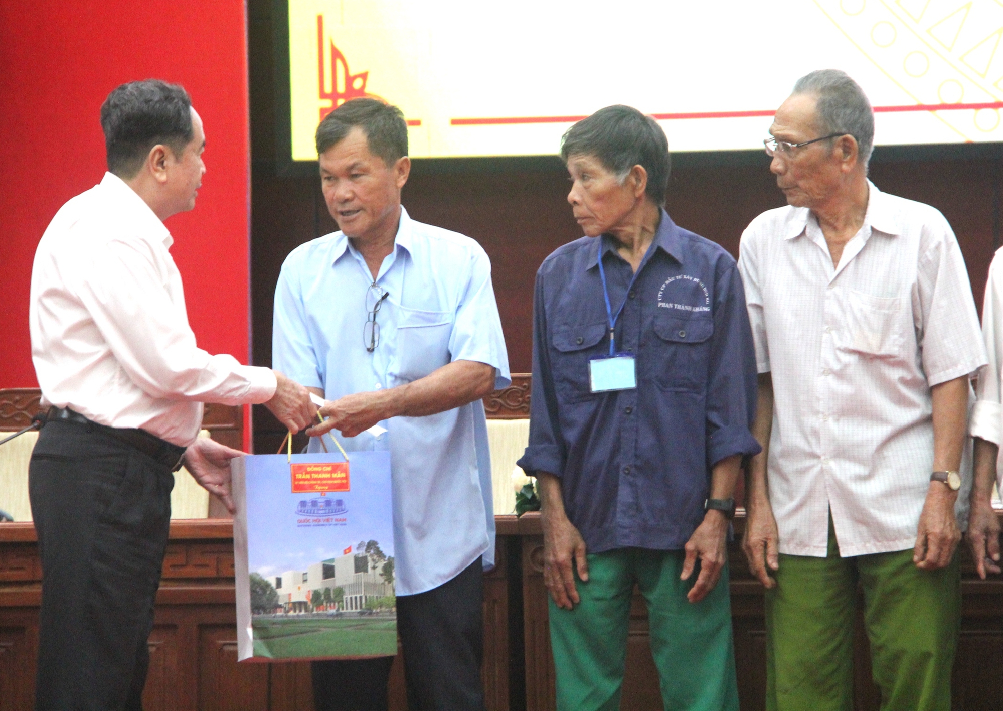 Chủ tịch Quốc hội Trần Thanh Mẫn: "Tăng lương nhưng phải kiểm soát không tăng giá"- Ảnh 1.