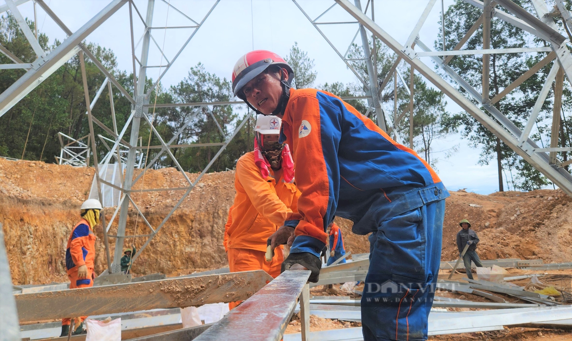 Những "người hùng thầm lặng" trên đại công trường đường dây 500kV- Ảnh 2.