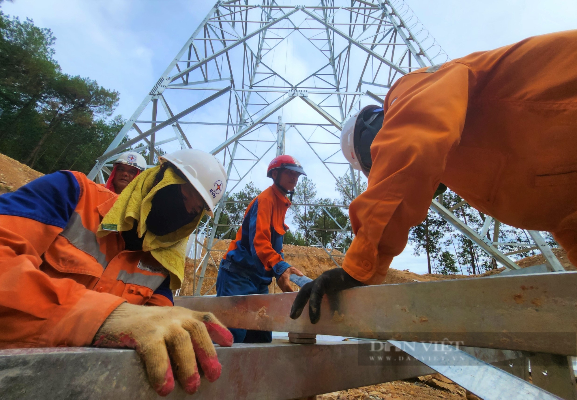 Những "người hùng thầm lặng" trên đại công trường đường dây 500kV- Ảnh 5.