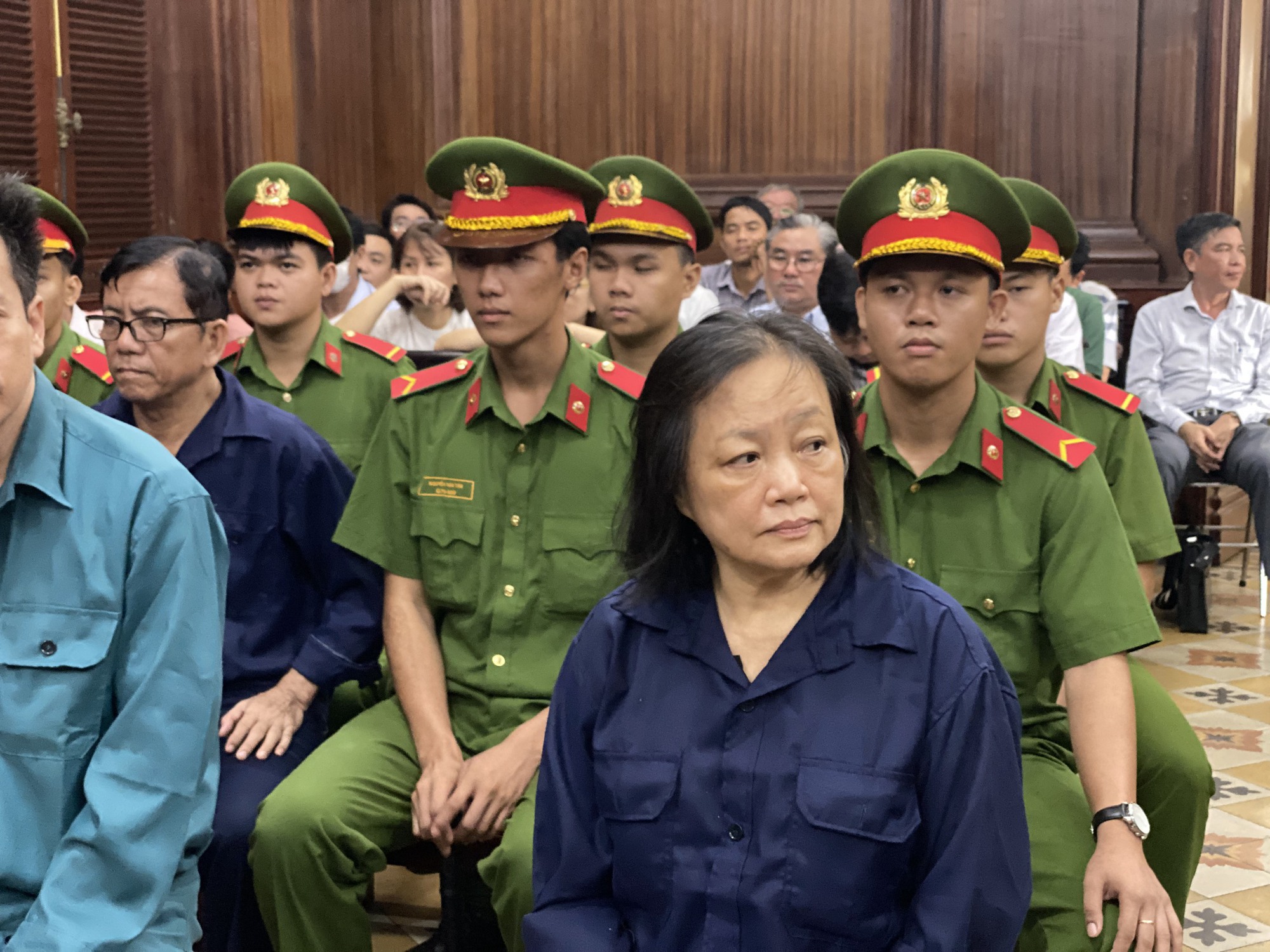 Cựu Phó giám đốc Sở Kế hoạch và Đầu tư TP.HCM Trần Thị Bình Minh nói nhận 1,9 tỷ đồng do “áp lực về hưu”- Ảnh 1.