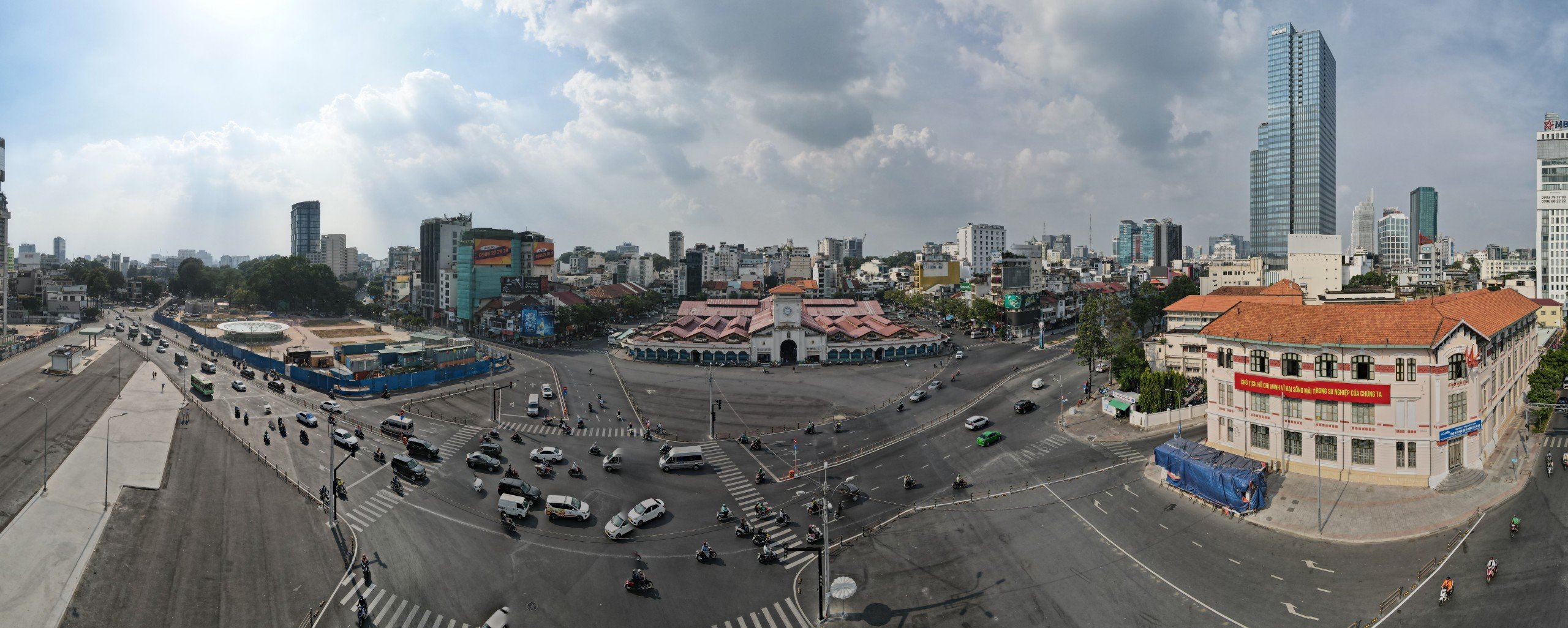 Mong chợ Bến Thành sớm được tu sửa, tiểu thương ngóng ngày chợ khoác áo mới     - Ảnh 2.