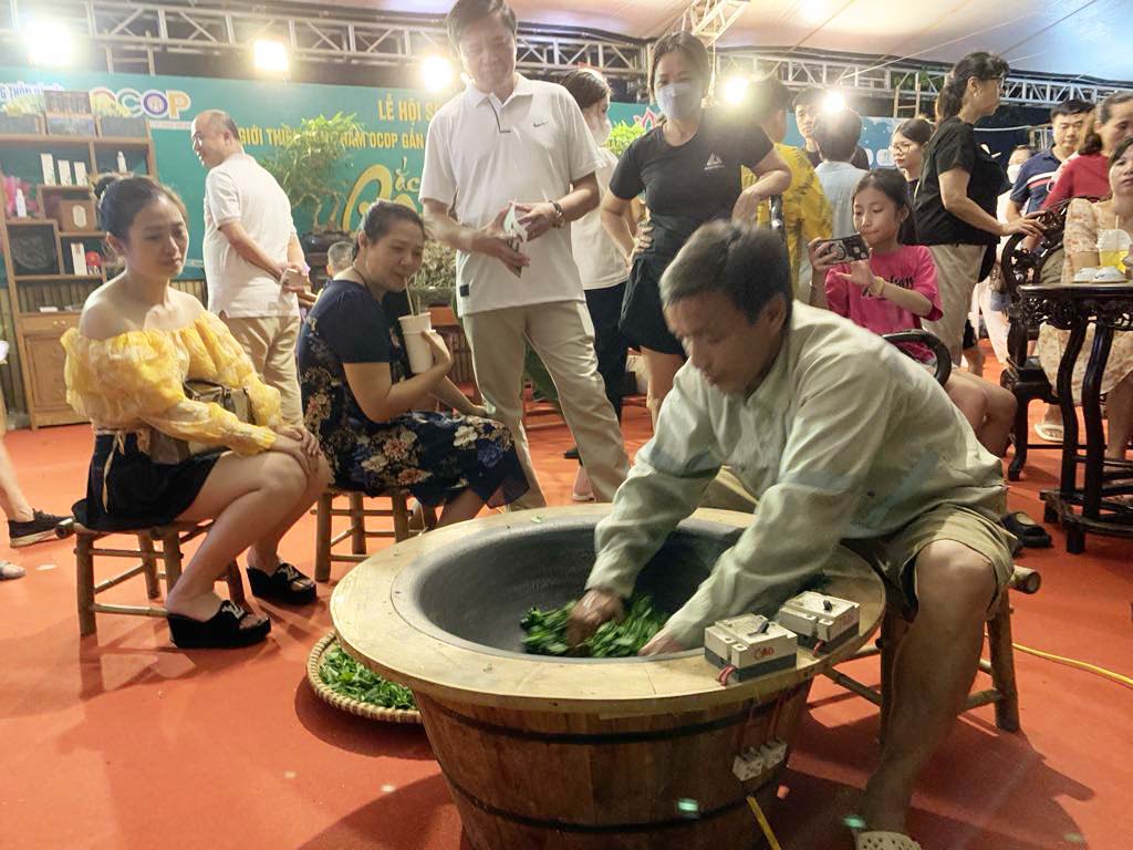 Ấn tượng với bông sen "khổng lồ" tại Lễ hội hoa sen Hà Nội 2024- Ảnh 12.