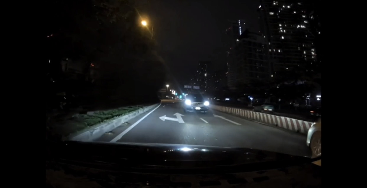 Clip ô tô đi ngược chiều trên đường Võ Nguyên Giáp xuất hiện trên mạng xã hội- Ảnh 1.