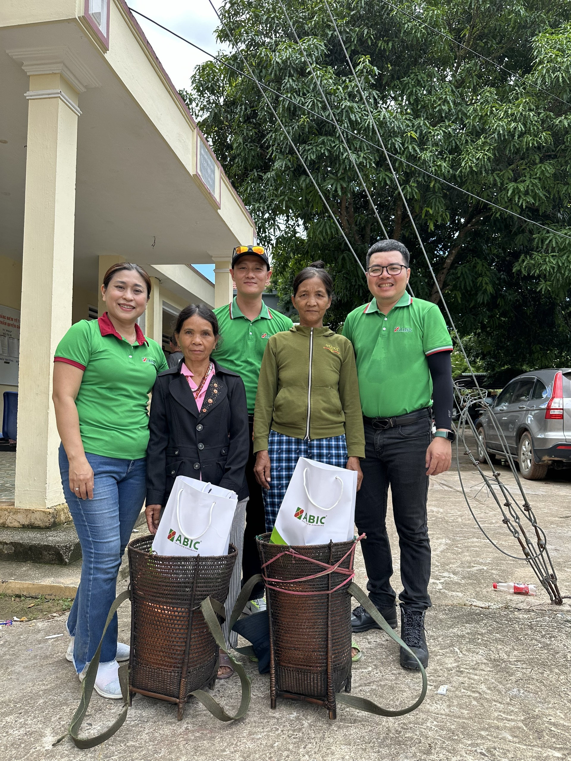 Bảo hiểm Agribank Đà Nẵng tặng quà cho người nghèo xã Kà Dăng- Ảnh 7.