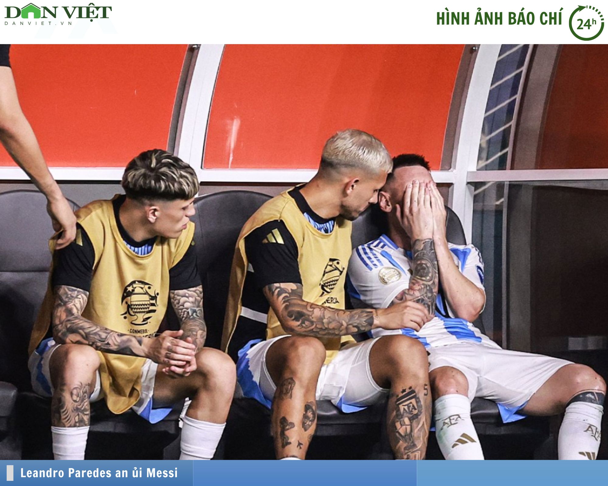 Hình ảnh báo chí 24h: Messi khóc, Leandro Paredes vỗ về an ủi- Ảnh 1.