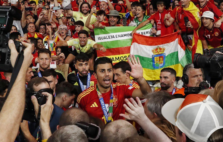 Tây Ban Nha ăn mừng vô địch EURO 2024: Fan "Bò tót" đi bão, đốt pháo sáng- Ảnh 4.