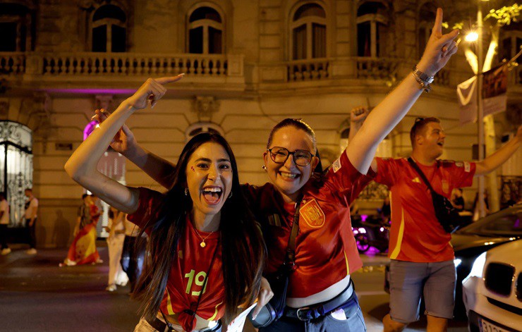 Tây Ban Nha ăn mừng vô địch EURO 2024: Fan "Bò tót" đi bão, đốt pháo sáng- Ảnh 2.