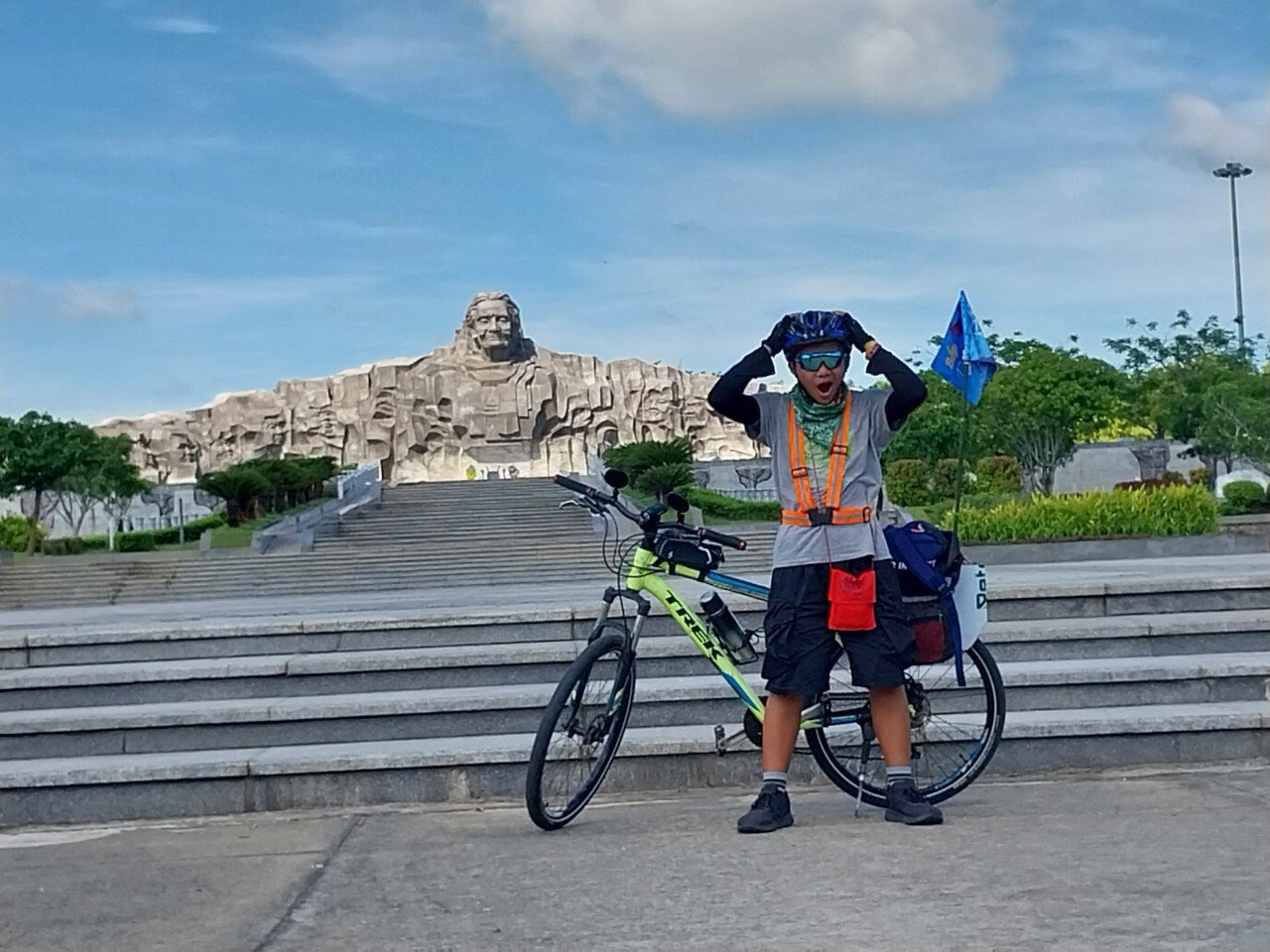 Cậu bé 13 tuổi vượt 1200km bằng xe đạp từ Hội An vào TP.HCM gây quỹ xây nhà vệ sinh cho trẻ vùng cao- Ảnh 2.