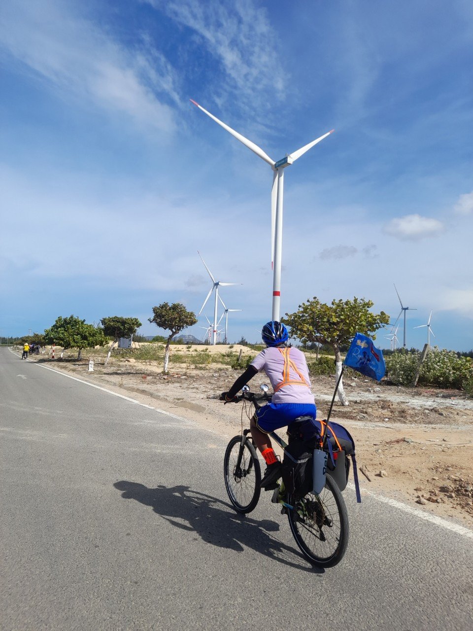 Cậu bé 13 tuổi vượt 1200km bằng xe đạp từ Hội An vào TP.HCM gây quỹ xây nhà vệ sinh cho trẻ vùng cao- Ảnh 3.
