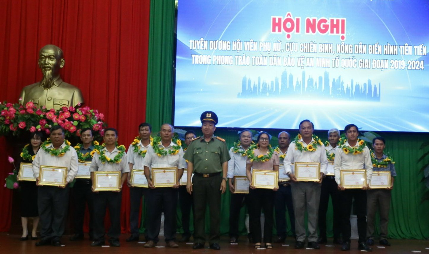 Công an Bình Thuận tuyên dương nông dân trong phong trào toàn dân bảo vệ an ninh Tổ quốc- Ảnh 1.