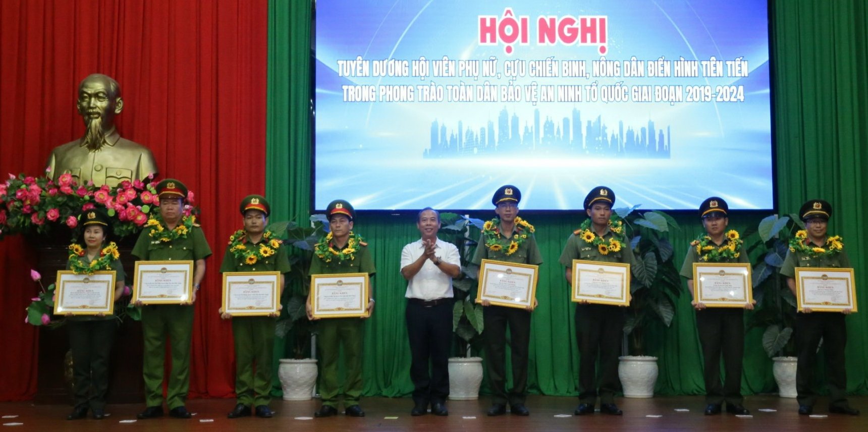 Công an Bình Thuận tuyên dương nông dân trong phong trào toàn dân bảo vệ an ninh Tổ quốc- Ảnh 6.