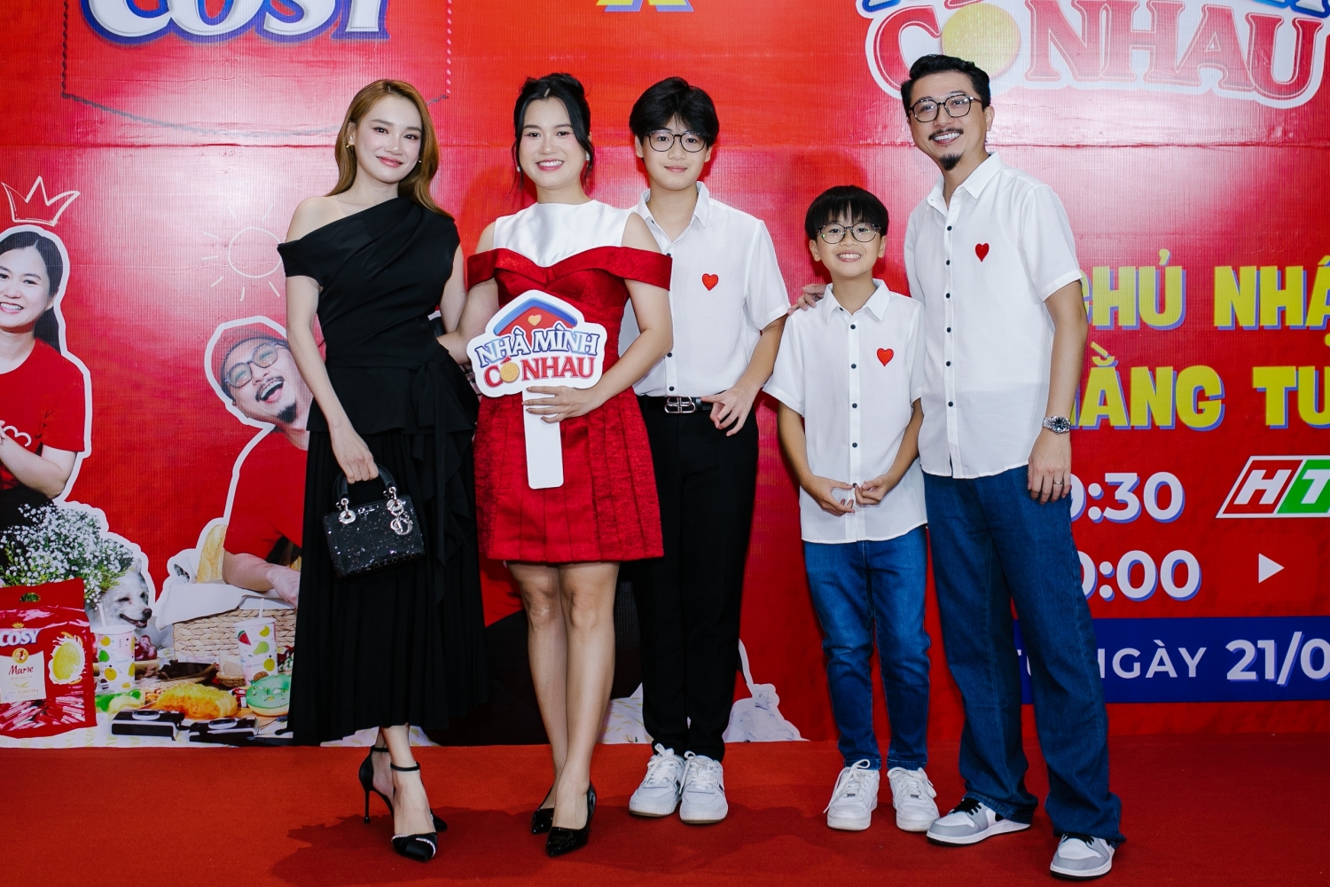 Lâm Vỹ Dạ và Hứa Minh Đạt háo hức bỏ phố về quê cùng hai con trai- Ảnh 1.