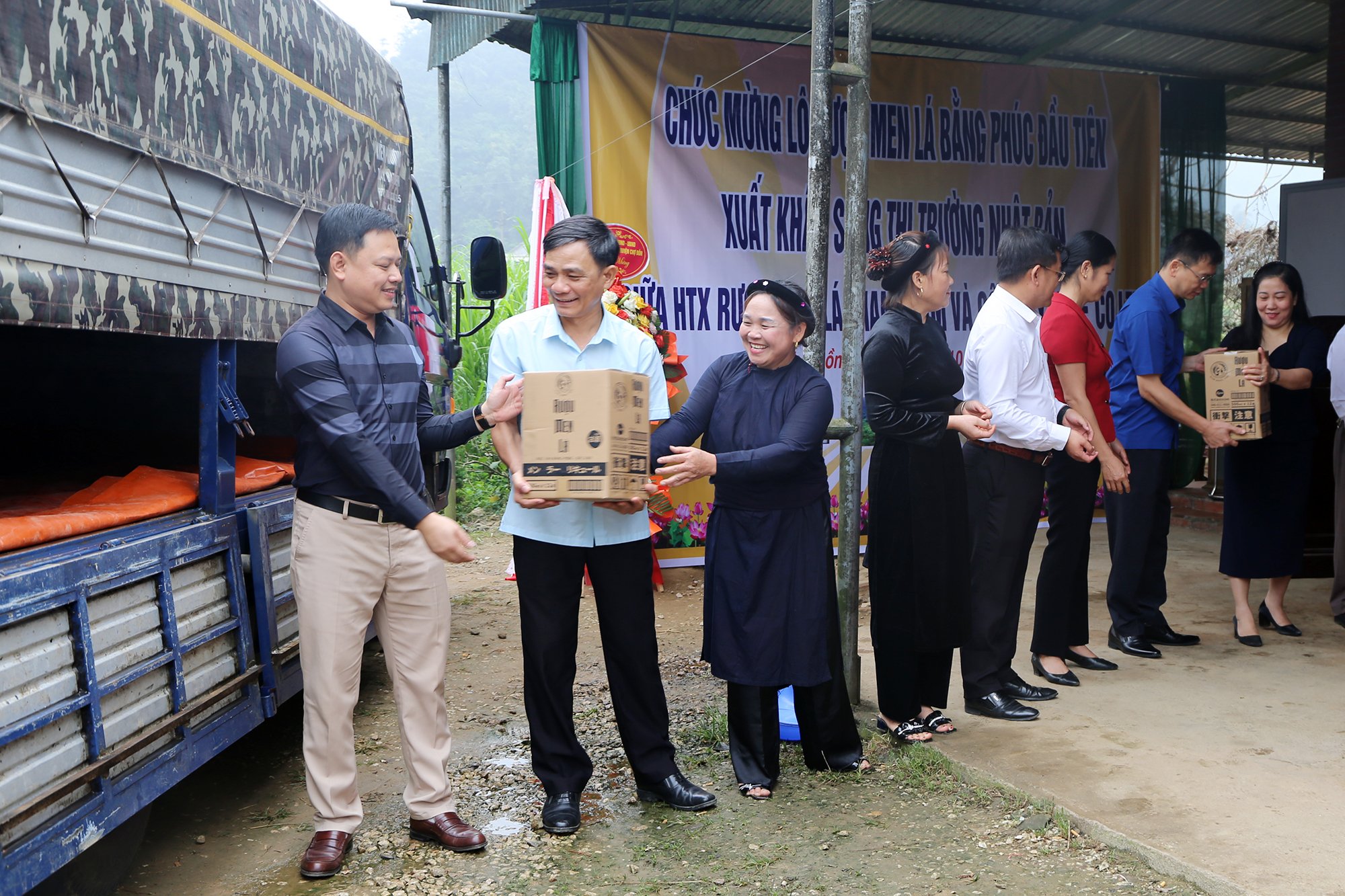 Loại rượu đặc sản đạt OCOP 4 sao ở Bắc Kạn được làm từ 32 vị lá thuốc, vừa ngon vừa tốt cho sức khỏe- Ảnh 3.