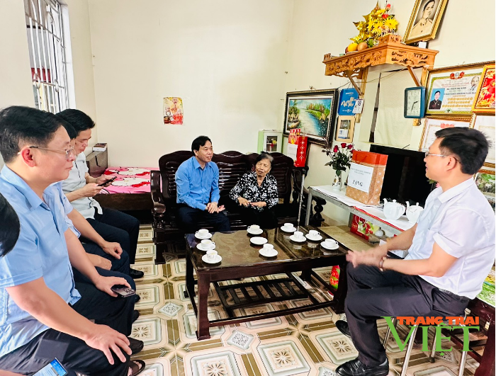 Chủ tịch UBND tỉnh Lai Châu tặng quà các gia đình chính sách ở thành phố Lai Châu- Ảnh 1. Chủ tịch UBND tỉnh Lai Châu tặng quà các gia đình chính sách ở thành phố Lai Châu- Ảnh 1.