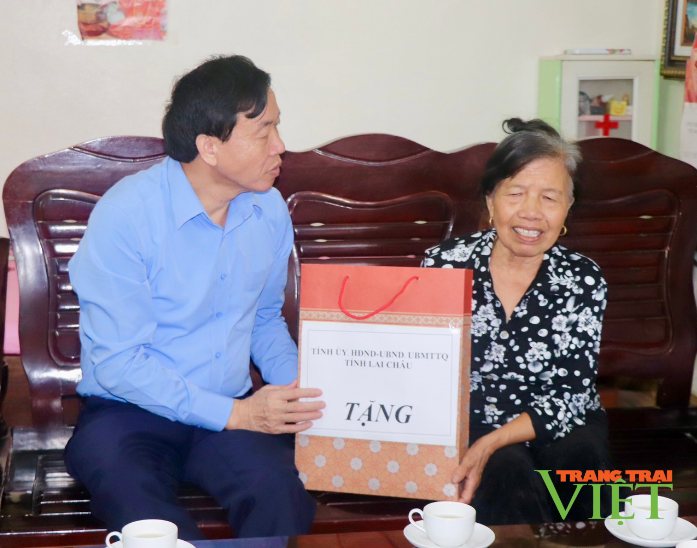 Chủ tịch UBND tỉnh Lai Châu tặng quà các gia đình chính sách ở thành phố Lai Châu- Ảnh 2. Chủ tịch UBND tỉnh Lai Châu tặng quà các gia đình chính sách ở thành phố Lai Châu- Ảnh 2.