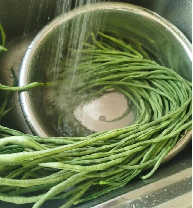 Loại rau siêu dài, ăn nhiều giúp nhuận tràng, hạ huyết áp, mang phơi khô hầm thịt ngon lạ- Ảnh 6.