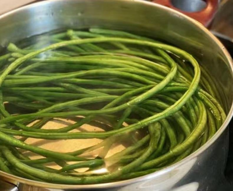 Loại rau siêu dài, ăn nhiều giúp nhuận tràng, hạ huyết áp, mang phơi khô hầm thịt ngon lạ- Ảnh 7.
