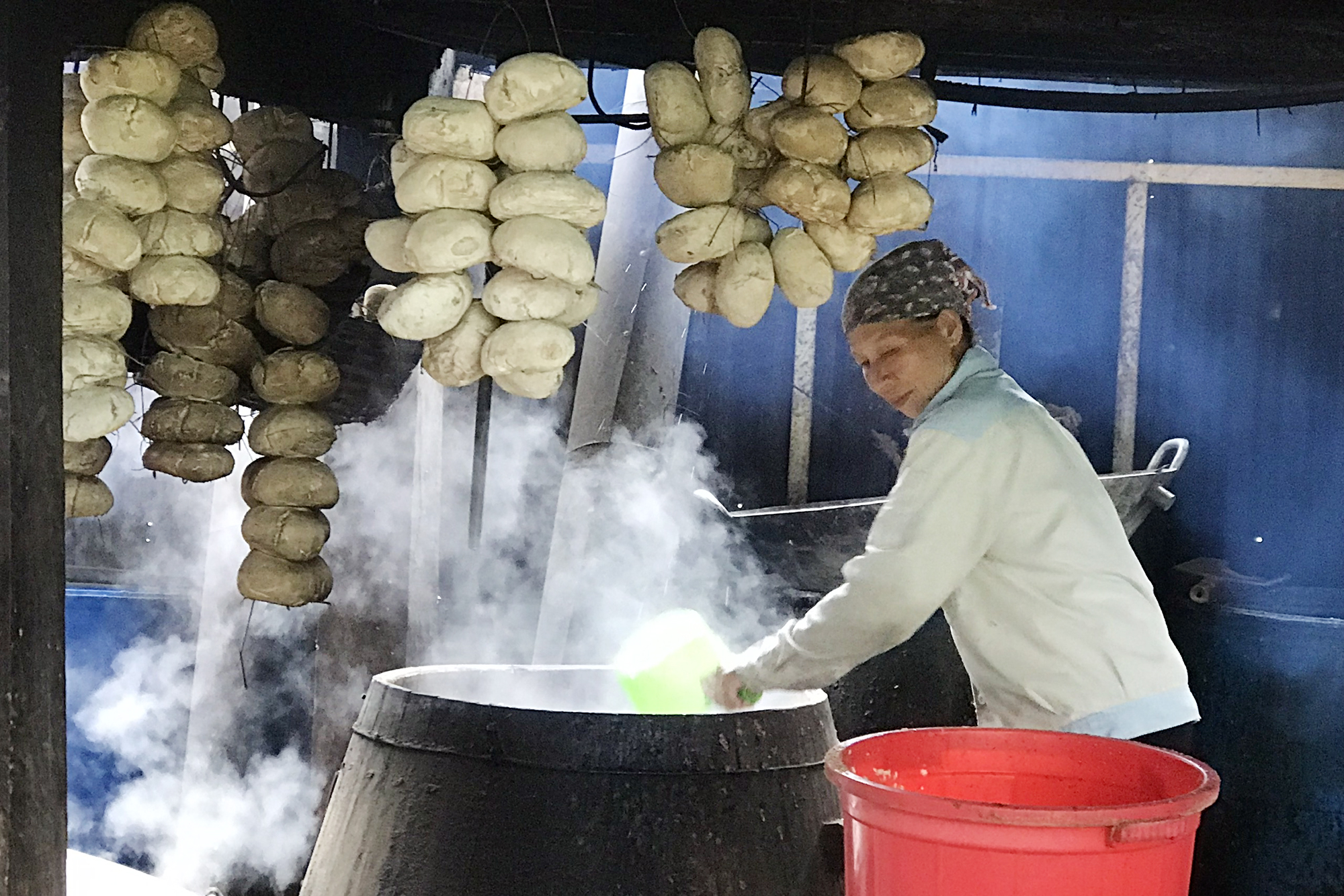 Loại rượu đặc sản đạt OCOP 4 sao ở Bắc Kạn được làm từ 32 vị lá thuốc, vừa ngon vừa tốt cho sức khỏe- Ảnh 1.