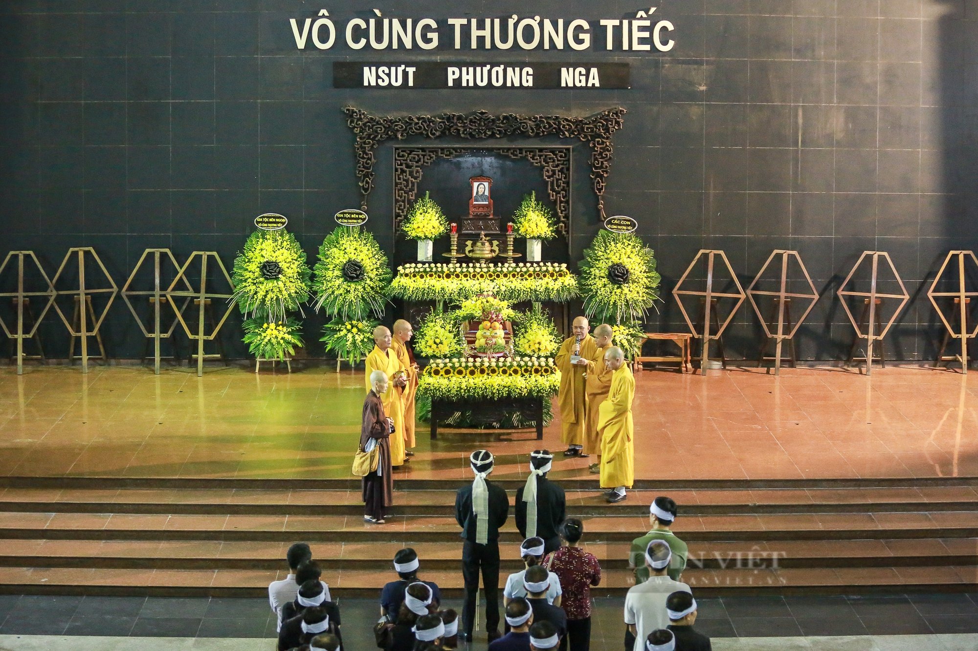 Khoảnh khắc tiễn biệt đầy xúc động tại lễ tang NSƯT Phương Nga- Ảnh 1.