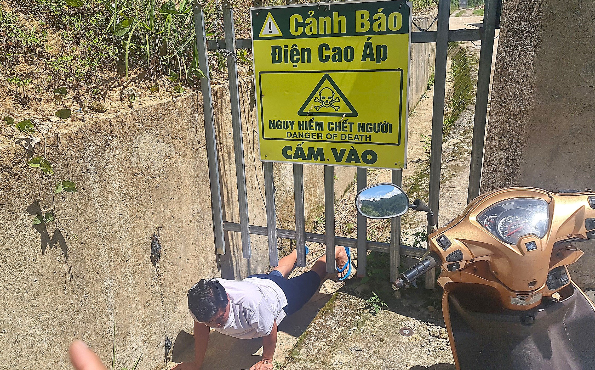 Vụ người dân chui rãnh thoát nước để qua cổng thủy điện: Phải tu sửa đường tránh đảm bảo chất lượng, an toàn- Ảnh 1.