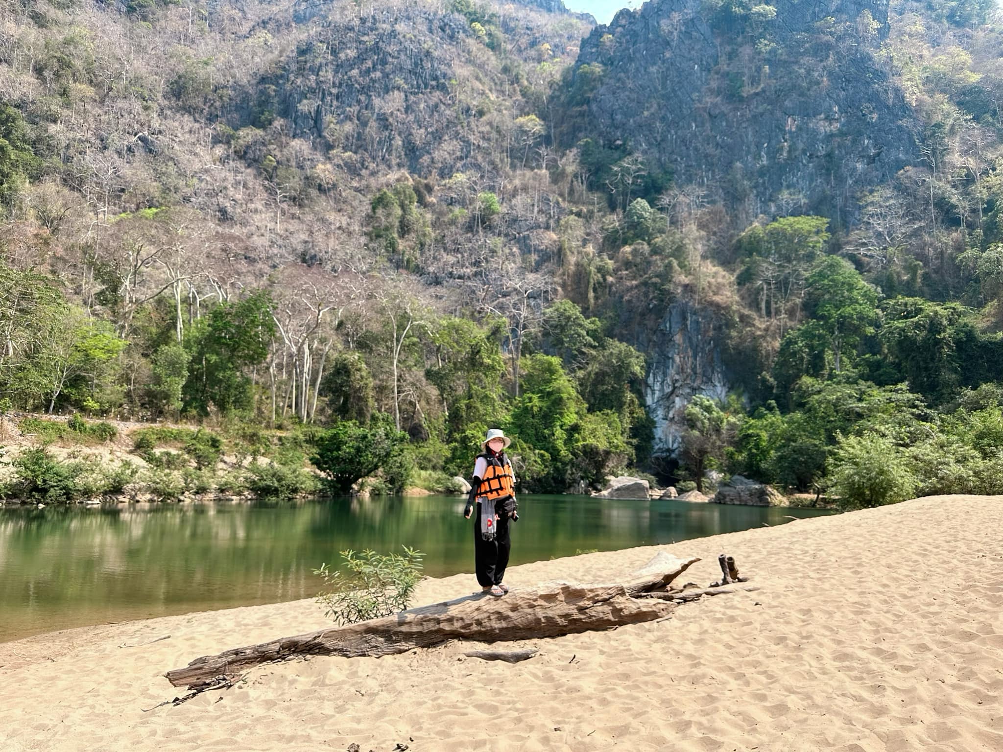 Hành trình xuyên biên giới: Khám phá vẻ đẹp hoang sơ, bình yên đến kỳ lạ- Ảnh 8.