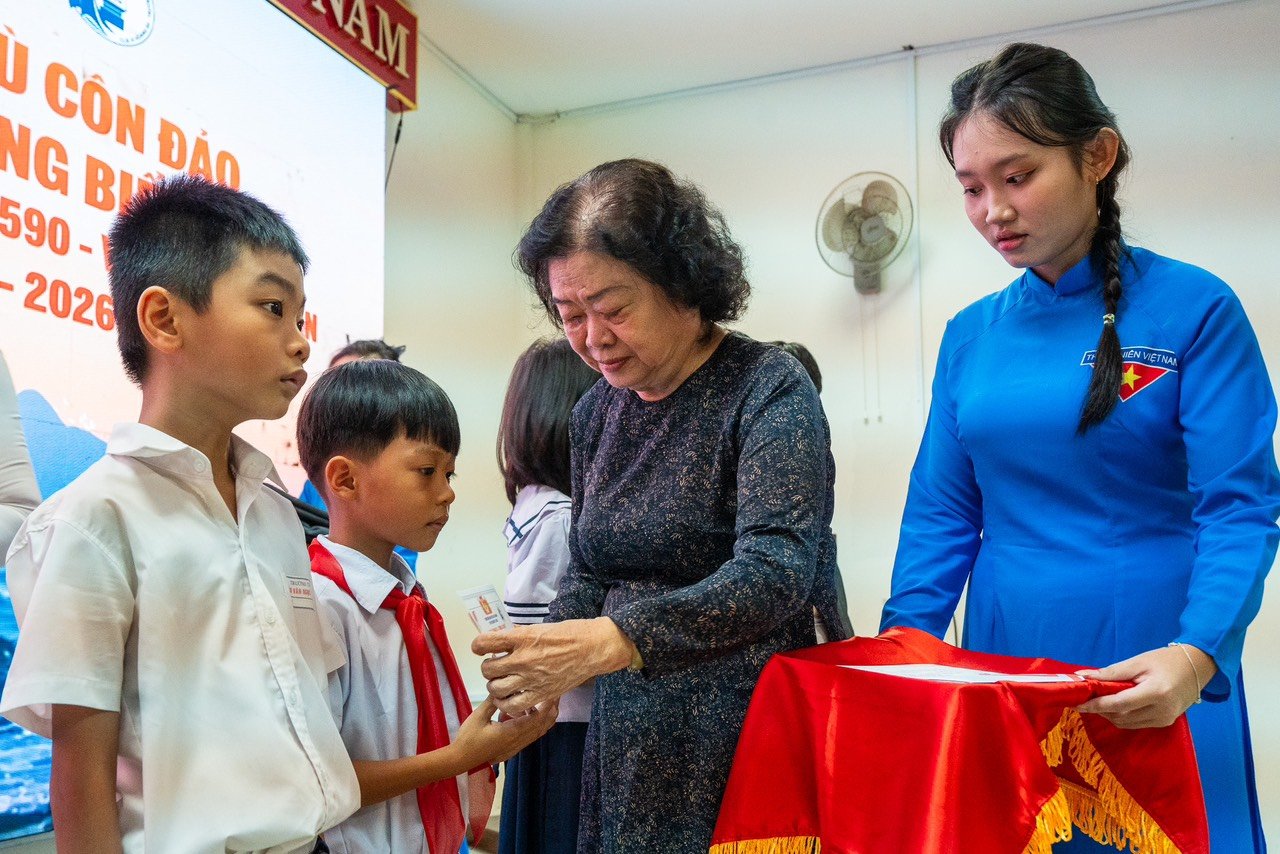 Quỹ Khởi Sự Từ Tâm tổ chức chương trình đền ơn đáp nghĩa và trao học bổng- Ảnh 2.