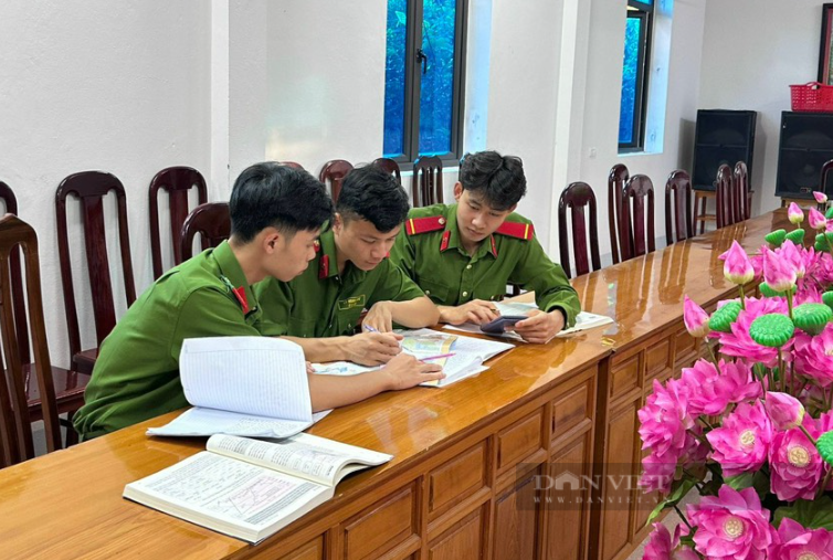 Chàng công an nghĩa vụ ở Lai Châu đỗ thủ khoa khối C00, vỡ oà sau 8 năm dang dở ước mơ- Ảnh 3.