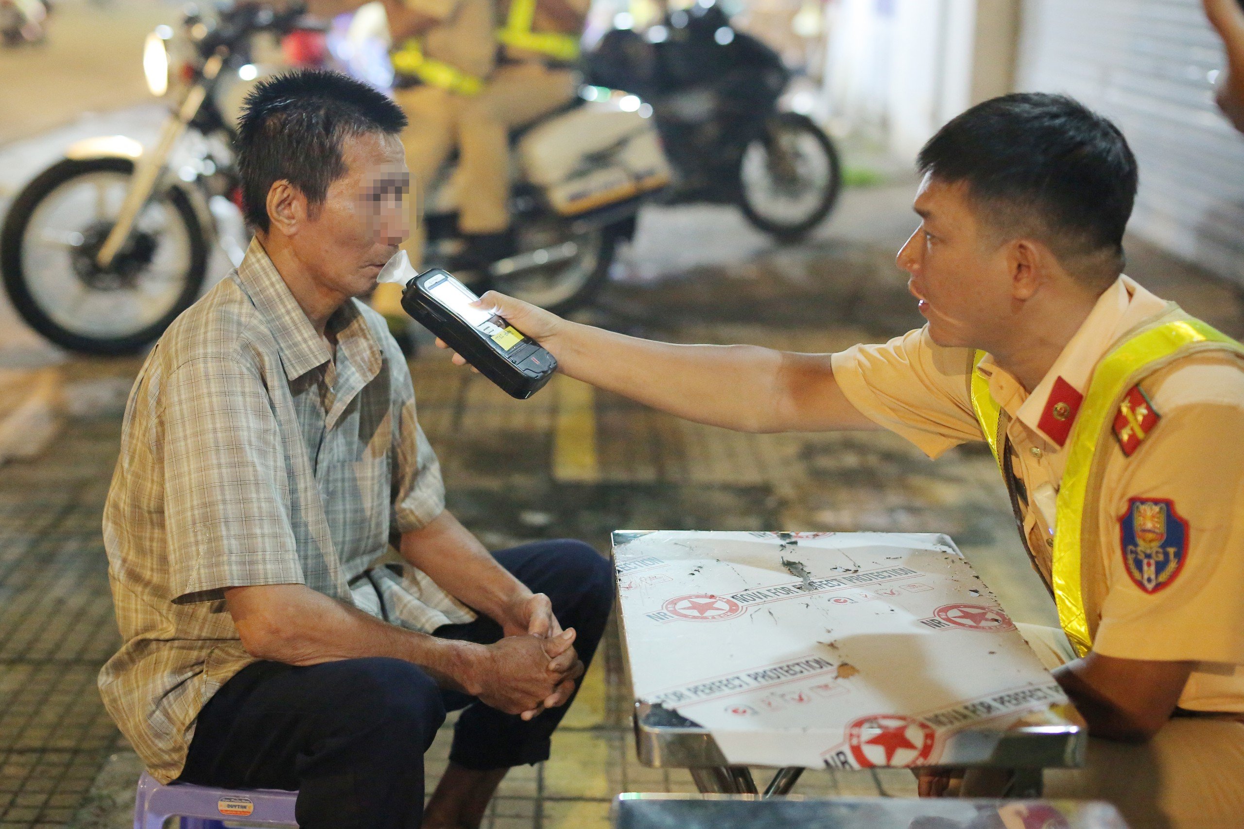 Buồn chuyện gia đình, người đàn ông xin CSGT xử phạt để không còn phương tiện đi nhậu- Ảnh 1.