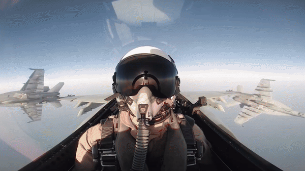 Nữ phi công đầu tiên của Mỹ lái tiêm kích hạm bắn hạ UAV của lực lượng Houthi- Ảnh 12.