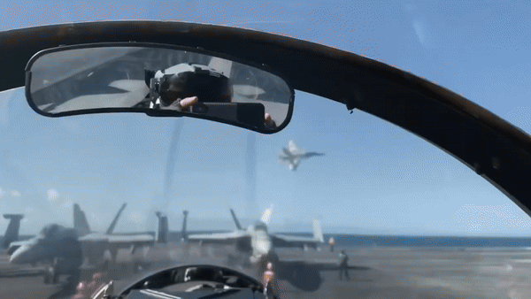 Nữ phi công đầu tiên của Mỹ lái tiêm kích hạm bắn hạ UAV của lực lượng Houthi- Ảnh 22.