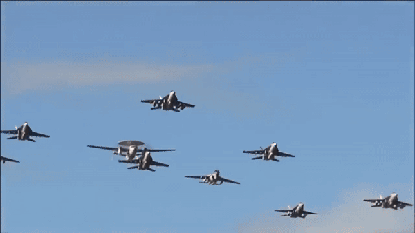 Nữ phi công đầu tiên của Mỹ lái tiêm kích hạm bắn hạ UAV của lực lượng Houthi- Ảnh 3.