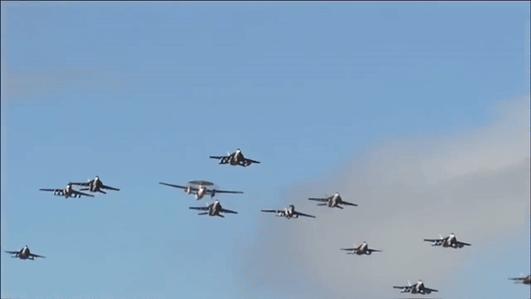 Nữ phi công đầu tiên của Mỹ lái tiêm kích hạm bắn hạ UAV của lực lượng Houthi- Ảnh 4.