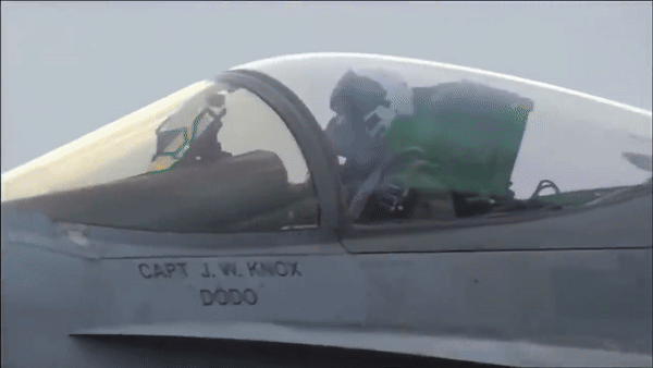 Nữ phi công đầu tiên của Mỹ lái tiêm kích hạm bắn hạ UAV của lực lượng Houthi- Ảnh 9.