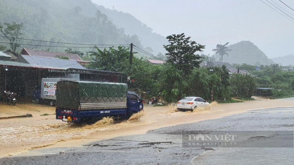 Huyện Vân Hồ (Sơn La) mưa lớn do ảnh hưởng bão số 2, giao thông tiềm ẩn nhiều nguy hiểm- Ảnh 3.