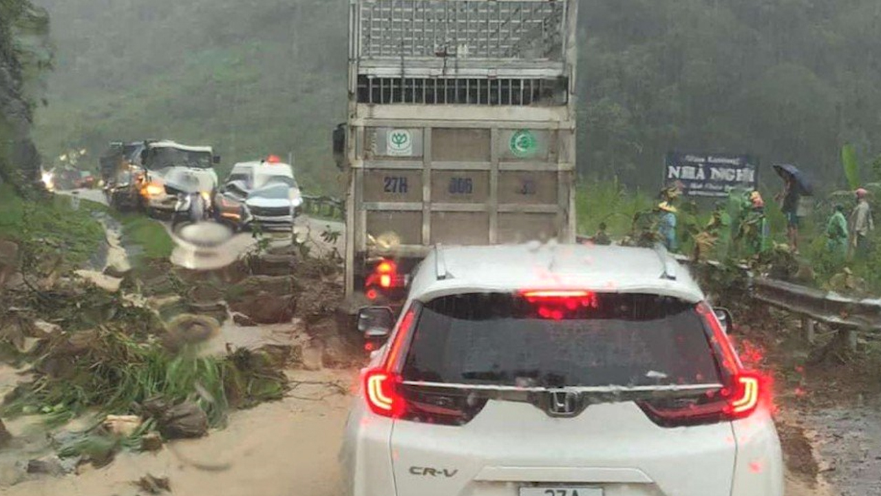 Mưa lớn gây ngập nhà cửa, hoa màu của người dân ở Sơn La- Ảnh 1.