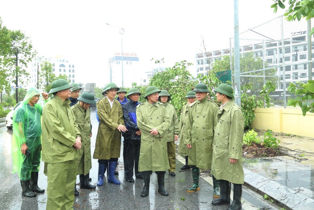 Bí thư Tỉnh ủy Quảng Ninh Nguyễn Xuân Ký kiểm tra công tác khắc phục bão số 2 tại Hạ Long- Ảnh 3.