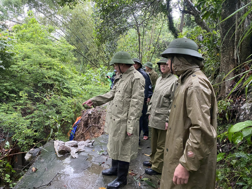 Bí thư Tỉnh ủy Quảng Ninh Nguyễn Xuân Ký kiểm tra công tác khắc phục bão số 2 tại Hạ Long- Ảnh 1.