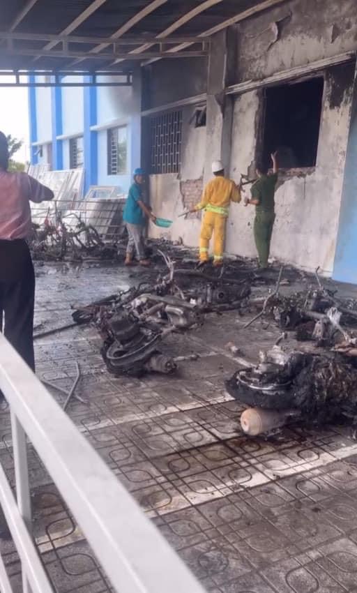 Nhà để xe của một bệnh viện ở Quảng Nam bốc cháy khói lửa ngùn ngụt, hàng chục xe máy cháy trơ khung- Ảnh 2.