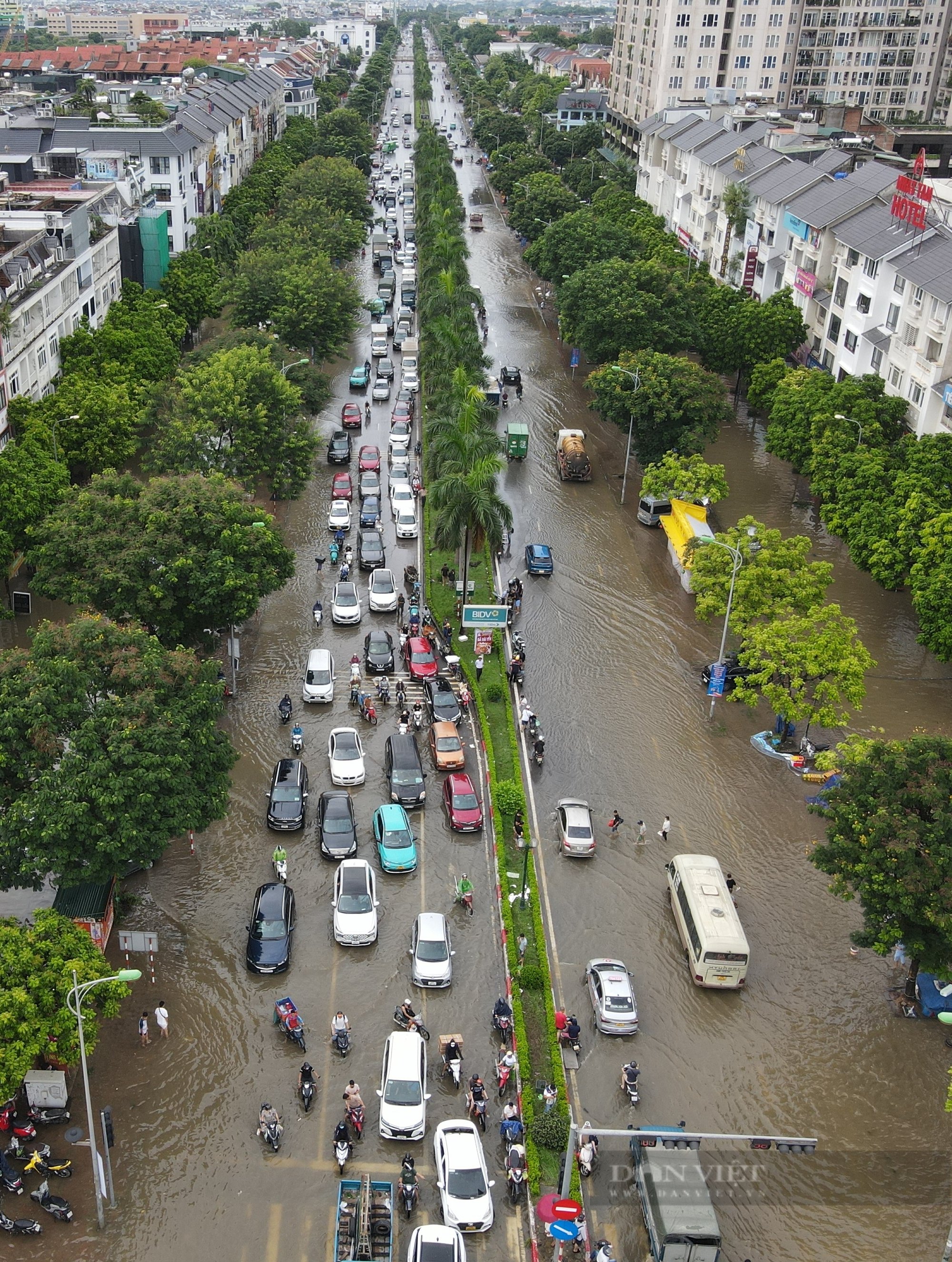 Hà Nội: Nút giao Lê Trọng Tấn - Đại lộ Thăng Long ngập nặng, hàng loạt ô tô, xe máy chết máy giữa đường- Ảnh 6.