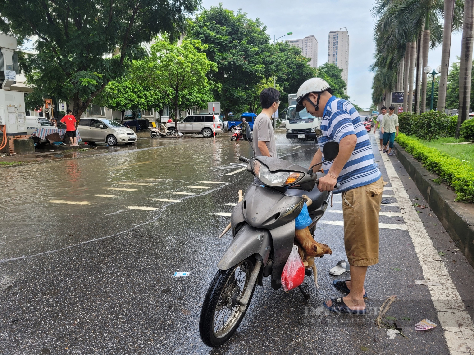 Hà Nội: Thợ sửa xe máy di dộng kiếm tiền triệu ở những điểm ngập lụt- Ảnh 5.