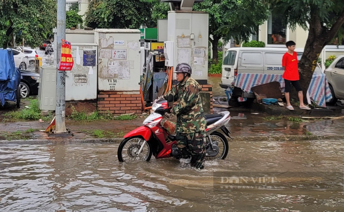 Hà Nội: Thợ sửa xe máy di dộng kiếm tiền triệu ở những điểm ngập lụt- Ảnh 6.
