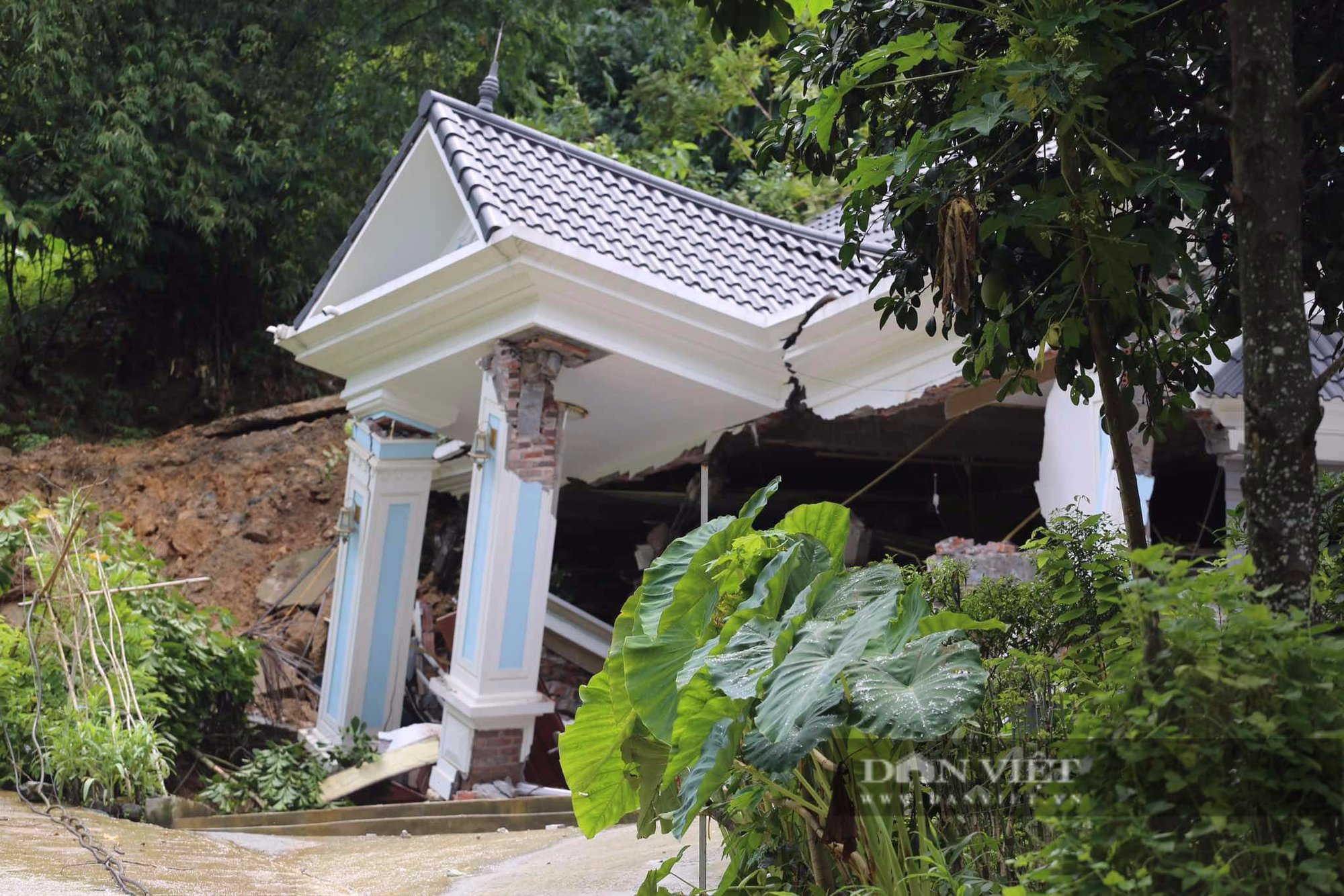 Biệt thự đổ sập ở Hà Nội, 7 người trong gia đình may mắn thoát chết- Ảnh 2.