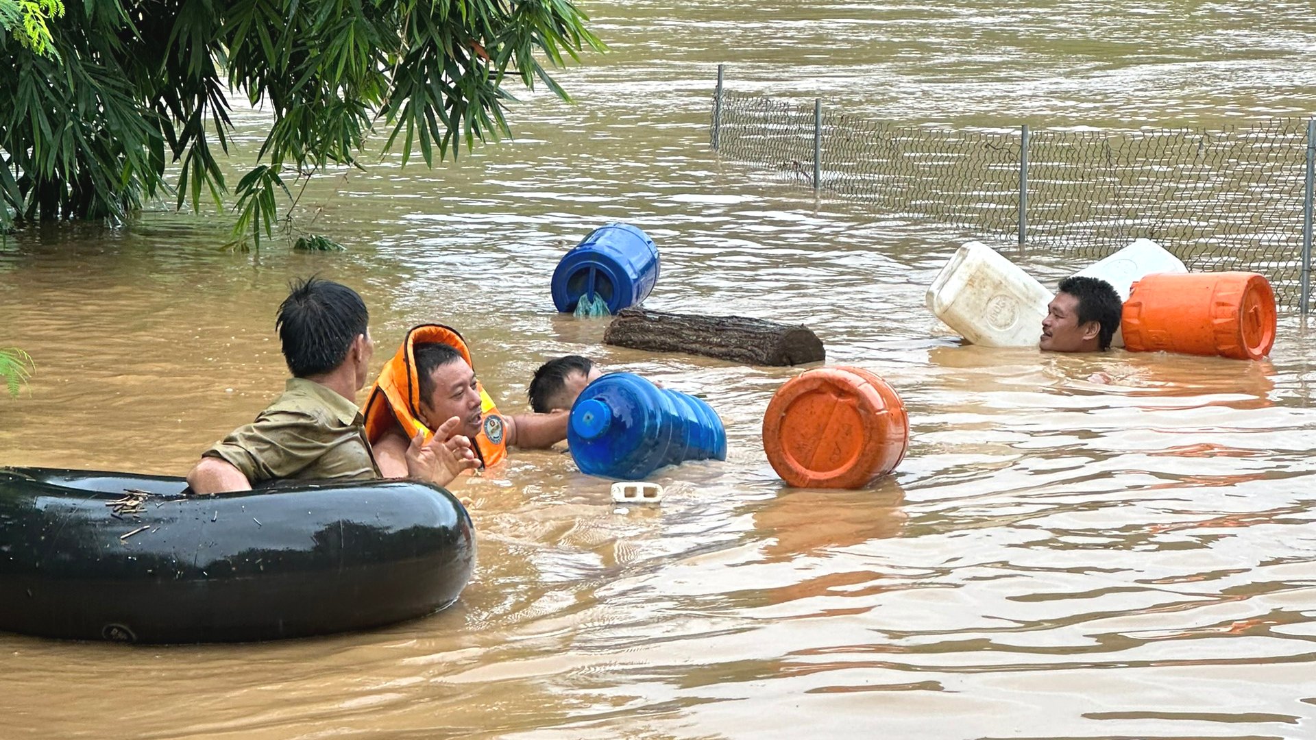 Mưa lũ ở Sơn La: Cứu 5 người giữa dòng nước lớn- Ảnh 2.